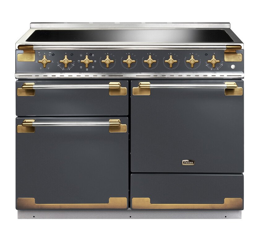 Le FALCON ELS110EIGB/BE-EU est une cuisinière noire et dorée dotée de plusieurs boutons, de fours et d'une table de cuisson plate - une addition élégante à toute cuisine.