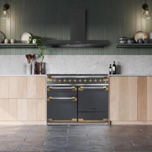 Cuisine moderne avec armoires en bois clair, cuisinière FALCON ELS110EIGB/BE-EU noir et or, dosseret en marbre et murs vert foncé.