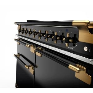 La cuisinière FALCON ELS110EIGB/BE-EU est présentée sous un angle frontal, avec un design élégant noir et or et de multiples boutons et poignées.