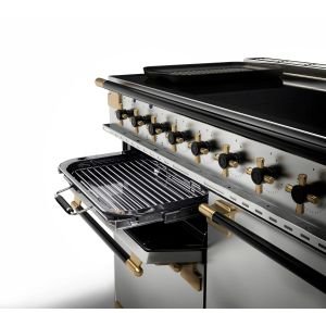 Le four FALCON ELS110EIGB/BE-EU est en acier inoxydable, avec des accents dorés, une porte ouverte, une grille visible et des boutons de commande.