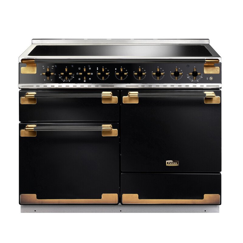La cuisinière FALCON ELS110EIGB/BE-EU en noir et or offre deux fours, plusieurs boutons de commande et une table de cuisson élégante pour une cuisine polyvalente et élégante.