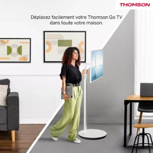 Une femme déplace sans effort le téléviseur THOMSON 32HA4M44 entre son salon et son bureau, complétant ainsi son décor moderne et lumineux.