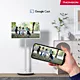 Une main tient un téléphone et diffuse une photo de famille sur un téléviseur THOMSON 32HA4M44 dans un salon moderne à l'aide de Google Cast.