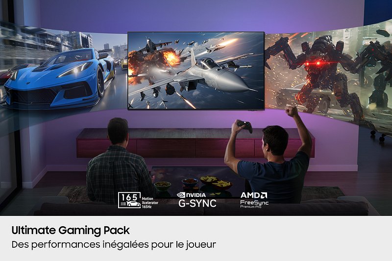 Deux personnes jouent sur le téléviseur incurvé SAMSUNG TQ65S92F 65", profitant de scènes de course, de vol et d'action robotique dans un salon élégant.