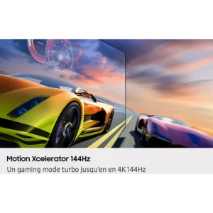 Deux voitures de sport vibrantes passent à toute vitesse avec un flou de mouvement, mettant en valeur le mode jeu 144Hz du SAMSUNG TQ77s92f.