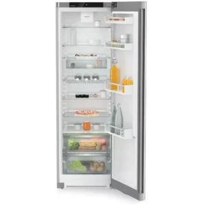 Ouvrez le LIEBHERR KSFD1820-22 et découvrez des étagères en verre remplies de boissons, de fruits, de légumes, d'œufs, de bocaux et d'assiettes de nourriture.