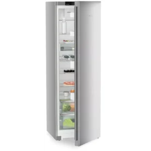 Le réfrigérateur LIEBHERR KSFD1820-22 se dresse avec sa porte en acier inoxydable partiellement ouverte, mettant en valeur les aliments et les boissons soigneusement organisés sur ses étagères.