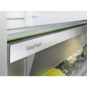 Gros plan sur le tiroir "EasyFresh" du réfrigérateur LIEBHERR KSFD1820-22, qui contient des légumes frais.
