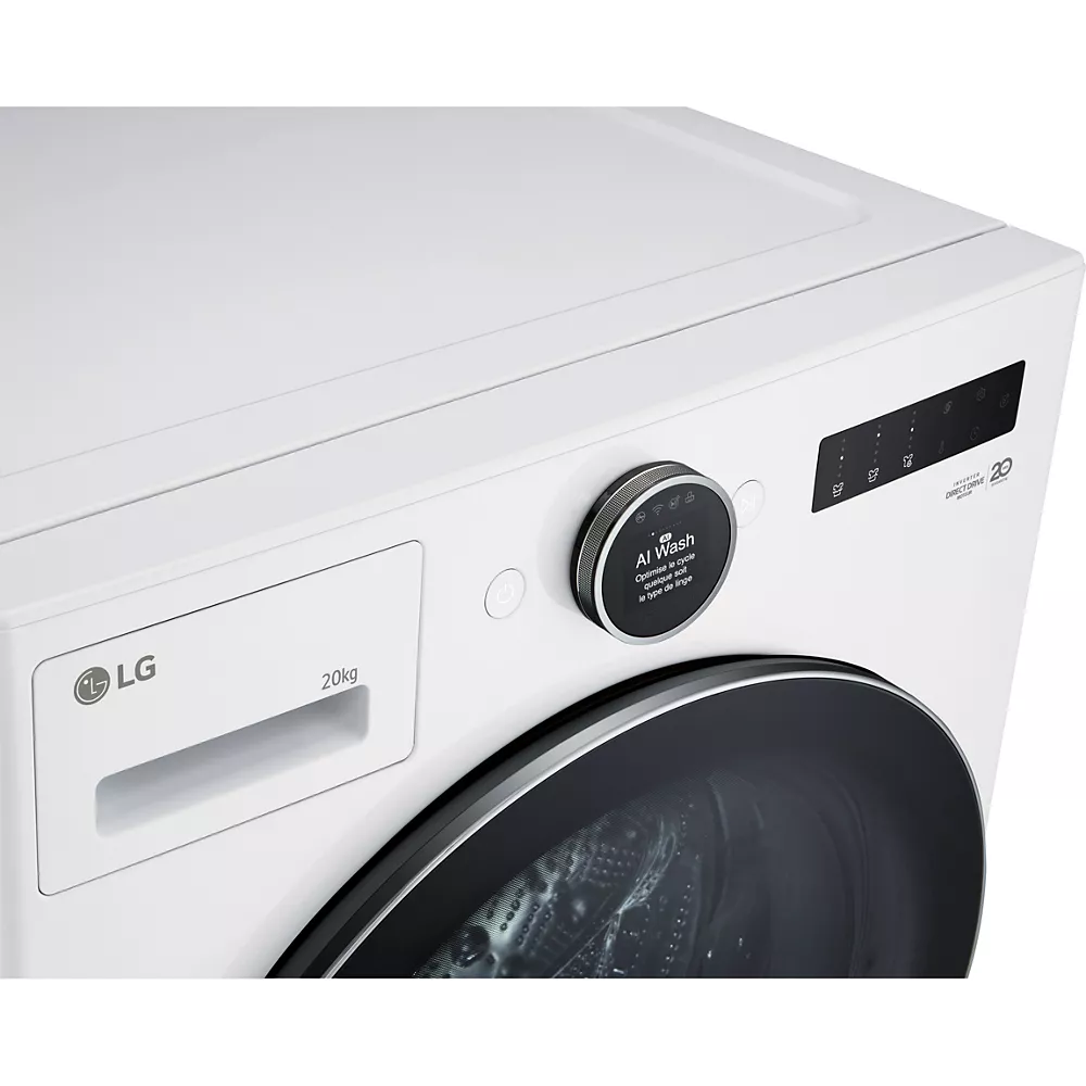 Gros plan sur le lave-linge à chargement frontal blanc LG F20F12WST doté d'un écran numérique et d'un bouton de commande portant la mention "AI Wash".