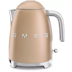 La bouilloire SMEG KLF03CHMEU présente une finition beige avec des accents chromés et un design rétro arrondi, alliant un style classique à une fonctionnalité moderne - idéal pour les amateurs de bouilloires rétro. Illustrée sur fond blanc.