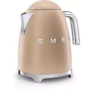 La bouilloire électrique SMEG KLF03CHMEU de couleur beige, dotée d'accents et d'une poignée chromés, est présentée sur un fond blanc.