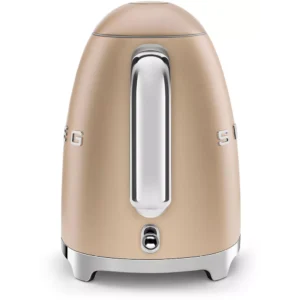 La bouilloire électrique SMEG KLF03CHMEU de couleur beige, dotée d'une poignée et d'accents chromés, est présentée de dos sur un fond blanc.