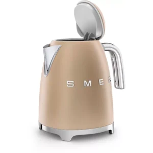 La bouilloire SMEG KLF03CHMEU, de couleur beige avec des accents chromés et un couvercle ouvert, est présentée sur un fond blanc.
