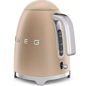 La bouilloire rétro SMEG KLF03CHMEU de couleur beige, dotée d'une poignée chromée et d'un indicateur de niveau d'eau, est présentée sur fond blanc.
