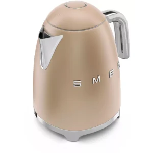 La bouilloire SMEG KLF03CHMEU de couleur beige avec des accents chromés et une poignée est présentée de face sur un fond blanc.