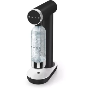 La machine à soda SMEG SKC01BLM NOIR MAT est élégante, associée à une bouteille transparente remplie d'eau gazeuse.