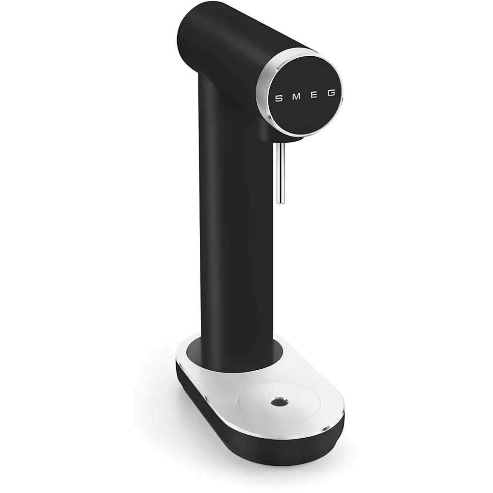 Le distributeur d'eau gazeuse SMEG SKC01BLM NOIR MAT présente un design élégant et moderne en finition noir mat avec une base blanche, vue de biais.