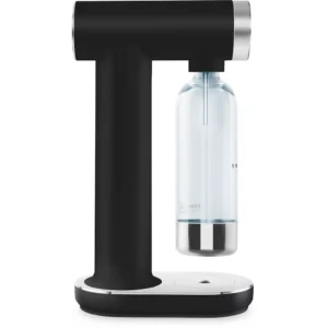 La machine à soda SMEG SKC01BLM NOIR MAT, dotée d'une bouteille transparente, se tient élégamment sur sa base plate.