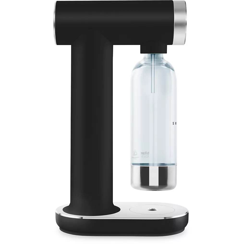 La machine à soda SMEG SKC01BLM NOIR MAT, dotée d'une bouteille transparente, se tient élégamment sur sa base plate.