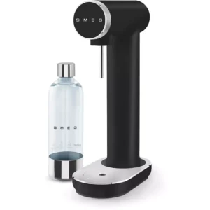 La machine à soda SMEG SKC01BLM NOIR MAT, dotée d'une bouteille transparente réutilisable, est présentée sur un fond blanc.