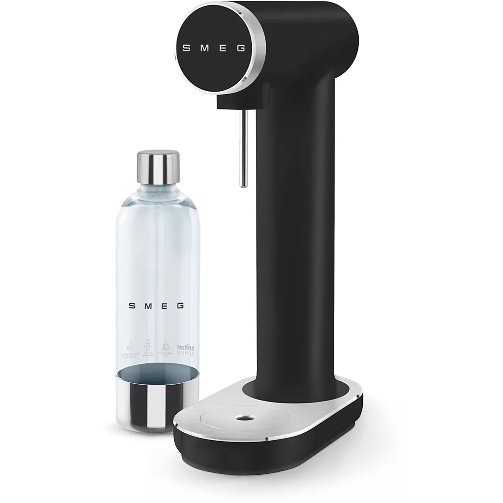 La machine à soda SMEG SKC01BLM NOIR MAT, dotée d'une bouteille transparente réutilisable, est présentée sur un fond blanc.