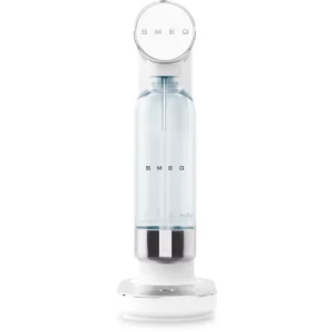 La machine à eau gazeuse SMEG SKC01WHM MAT white est livrée avec une bouteille transparente et présente un design moderne et minimaliste.