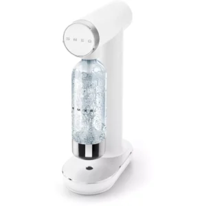 La machine à eau gazeuse SMEG SKC01WHM MAT en blanc est dotée d'une bouteille transparente remplie d'eau bouillonnante.