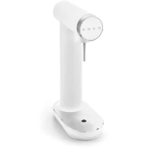 La machine à soda SMEG SKC01WHM MAT présente un design élégant et moderne avec un corps cylindrique sur une base rectangulaire, ajoutant style et fonctionnalité à toute cuisine.