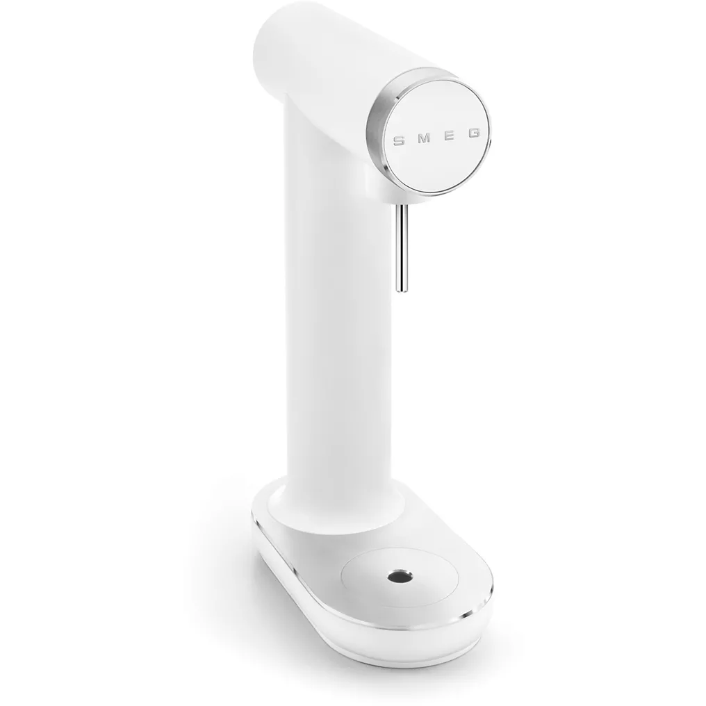 La machine à soda SMEG SKC01WHM MAT présente un design élégant et moderne avec un corps cylindrique sur une base rectangulaire, ajoutant style et fonctionnalité à toute cuisine.