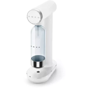 La machine à eau gazeuse SMEG SKC01WHM MAT en blanc est livrée avec une bouteille transparente sur fond blanc.