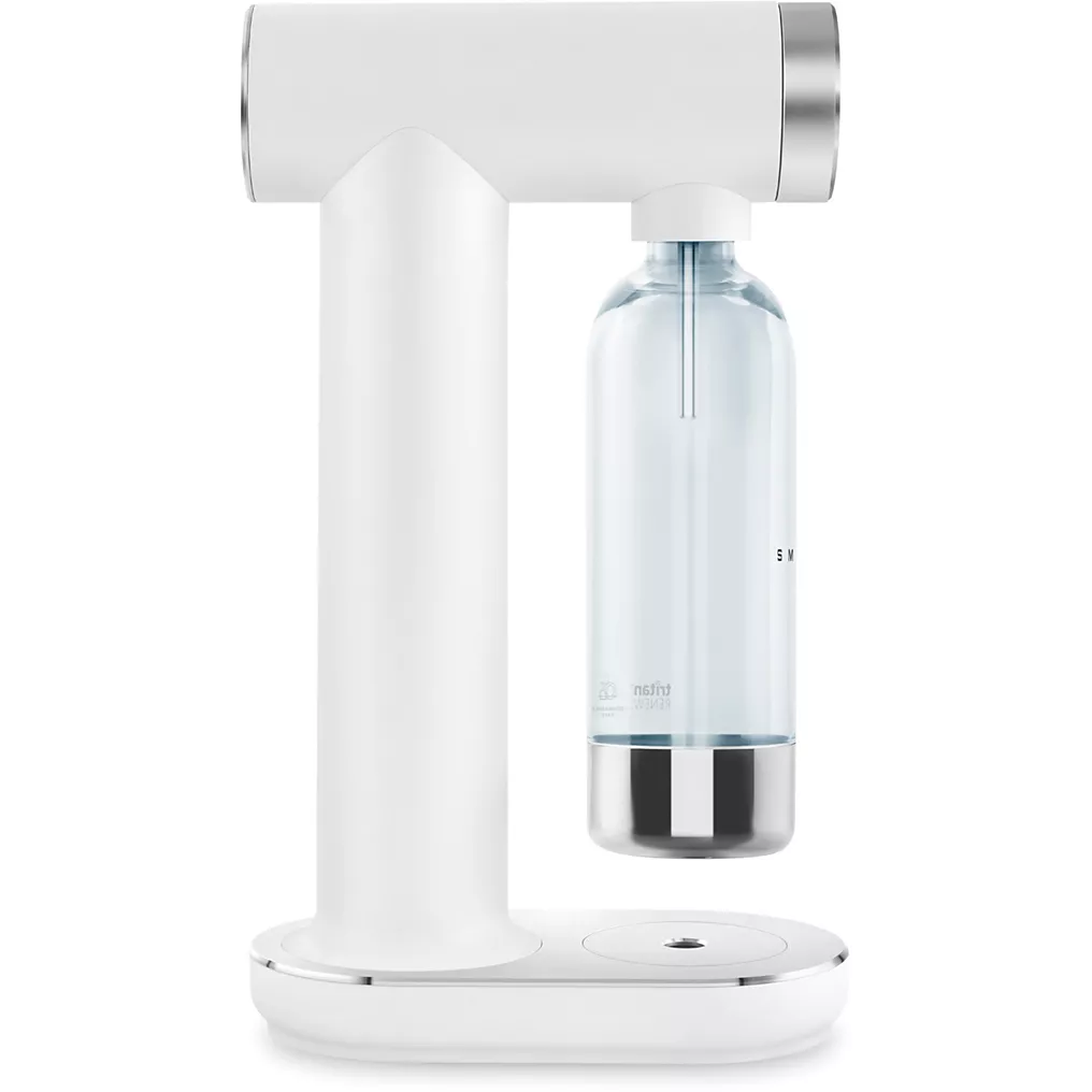 Le SMEG SKC01WHM MAT est un élégant préparateur d'eau gazeuse blanc doté d'une bouteille transparente sur le côté droit.