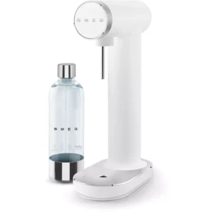 Une machine à soda SMEG SKC01WHM MAT blanche se trouve à côté d'une bouteille transparente avec un bouchon argenté et le logo SMEG en gras, créant un look élégant et moderne.