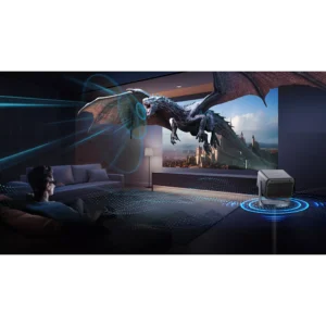 Stupéfait, un homme voit un dragon s'envoler de l'écran de son projecteur HISENSE C2 PRO dans une pièce sombre.
