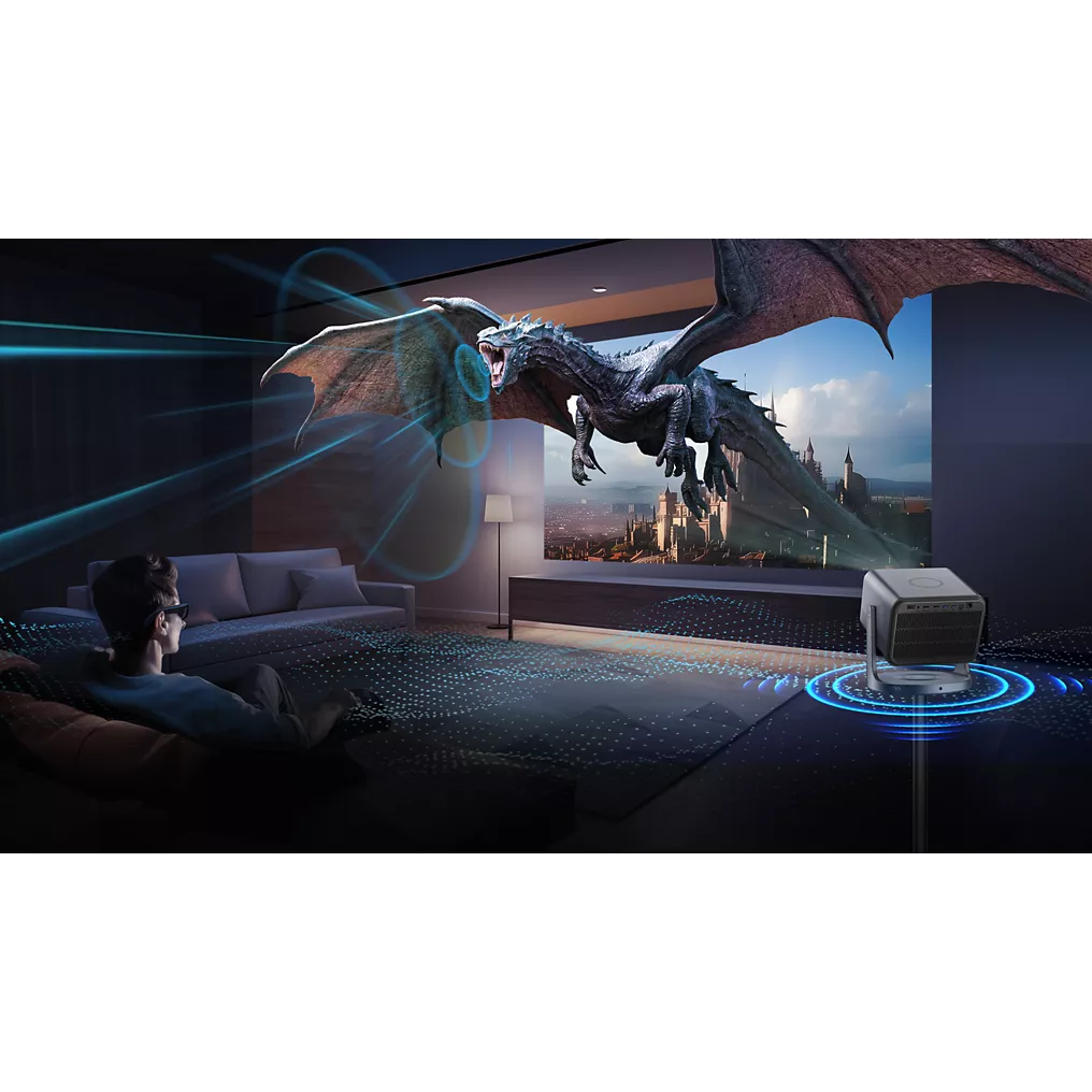 Stupéfait, un homme voit un dragon s'envoler de l'écran de son projecteur HISENSE C2 PRO dans une pièce sombre.