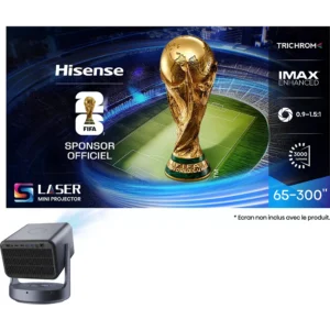 Le mini-projecteur HISENSE C2 ULTRA montre le trophée de la Coupe du Monde de la FIFA sur le terrain d'un stade, avec les logos des sponsors et le logo IMAX.