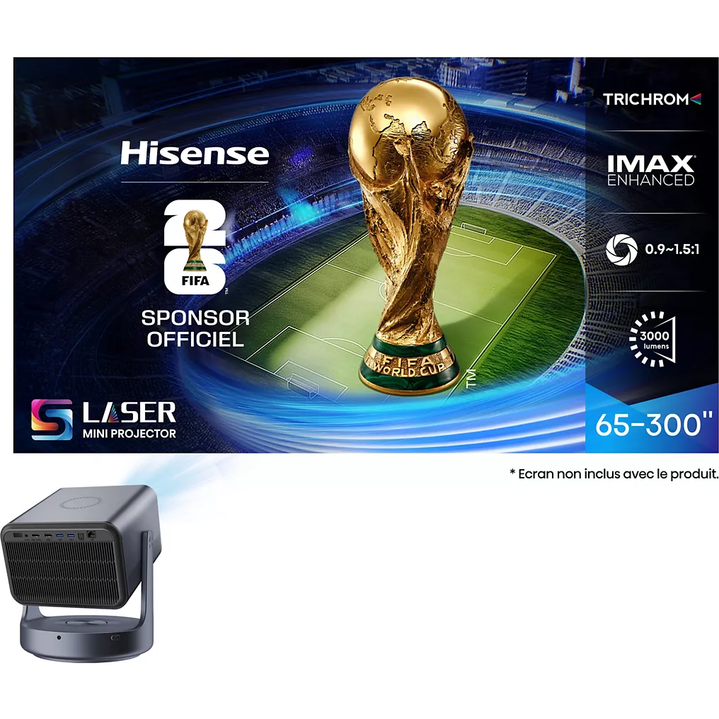 Le mini-projecteur HISENSE C2 ULTRA montre le trophée de la Coupe du Monde de la FIFA sur le terrain d'un stade, avec les logos des sponsors et le logo IMAX.