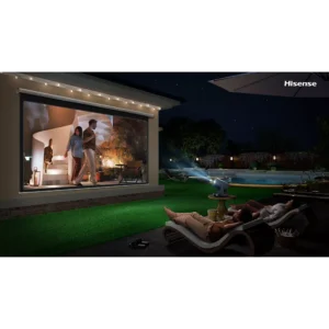 Deux personnes profitent d'un film de nuit en plein air sur grand écran, en se relaxant sur des chaises au bord de la piscine, captivées par les images vivantes délivrées par le HISENSE C2 ULTRA.