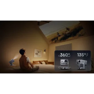 Une personne regarde une projection au plafond tandis que des icônes mettent en évidence les capacités de rotation à 360° et d'inclinaison à 135° du projecteur HISENSE C2 ULTRA.