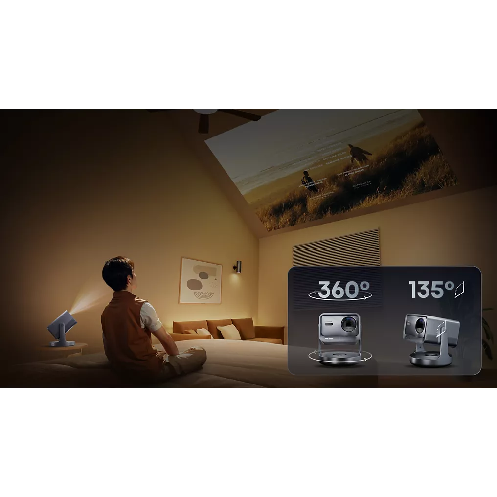 Une personne regarde une projection au plafond tandis que des icônes mettent en évidence les capacités de rotation à 360° et d'inclinaison à 135° du projecteur HISENSE C2 ULTRA.