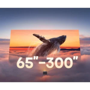 Une baleine saute au-dessus des nuages sur un écran de projection avec "65''-300''" affiché en gras, mettant en valeur les visuels immersifs de l'HISENSE C2 ULTRA.