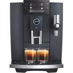 La JURA E8 COSMIC BLACK (ED) prépare deux expressos dans des tasses en verre, mettant en valeur son design élégant et sa précision.