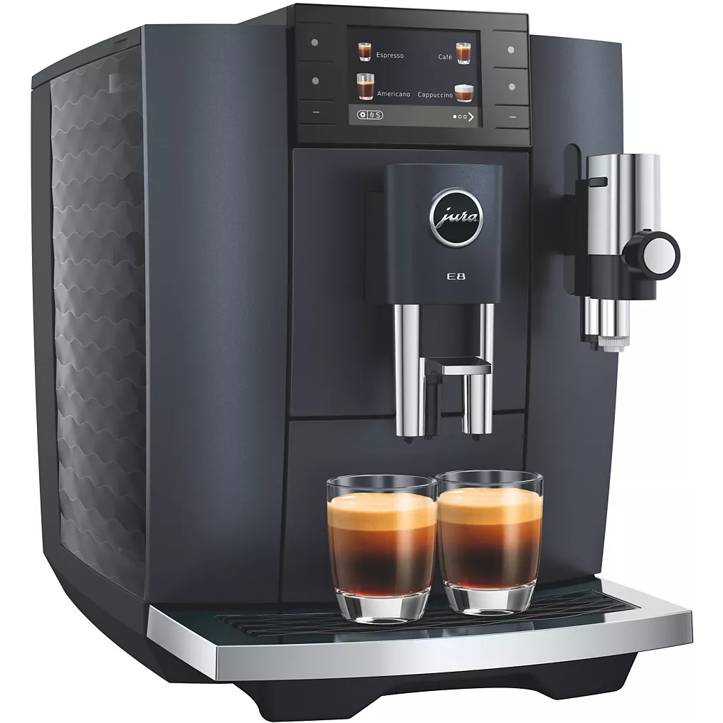 La machine à café JURA E8 COSMIC BLACK (ED) peut préparer deux expressos à la fois et dispose d'un panneau de commande numérique moderne au-dessus des becs verseurs.