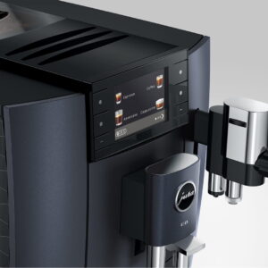 Gros plan sur la machine à café JURA E8 COSMIC BLACK (ED), avec son écran digital et ses élégantes touches de chrome.