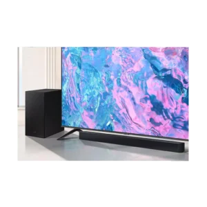 Un téléviseur à écran plat à l'affichage dynamique est posé sur un sol clair, à côté d'une barre de son SAMSUNG HW-C450 et d'un caisson de basse sans fil, tous deux de couleur noire.