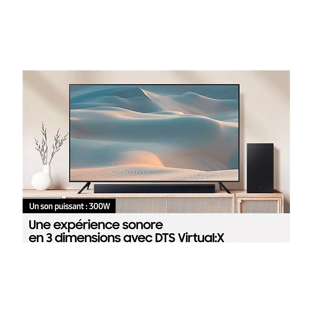 Un téléviseur sur un support en bois affiche une scène désertique, avec la barre de son et le haut-parleur SAMSUNG HW-C450 en dessous ; un texte en français décrit une expérience audio immersive en 3D.