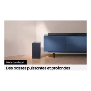 La barre de son et le caisson de basses SAMSUNG HW-C450 sont placés à côté d'un meuble bleu sur un sol en bois, mettant en valeur la puissance de leurs basses.