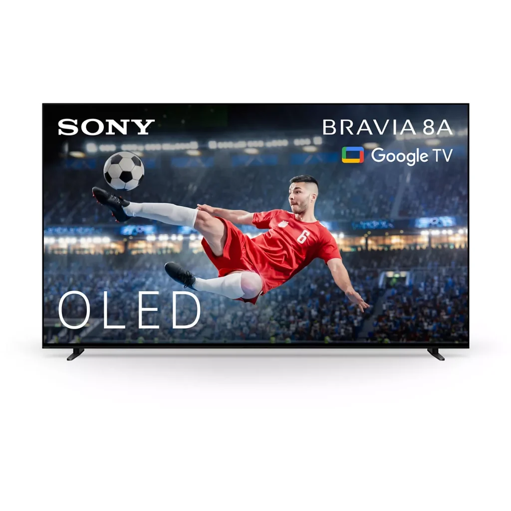 Le téléviseur SONY K-65XR8A BRAVIA 8A (Copie) affiche l'image d'un footballeur en train de frapper un ballon dans un stade, avec le logo Google TV à l'écran.