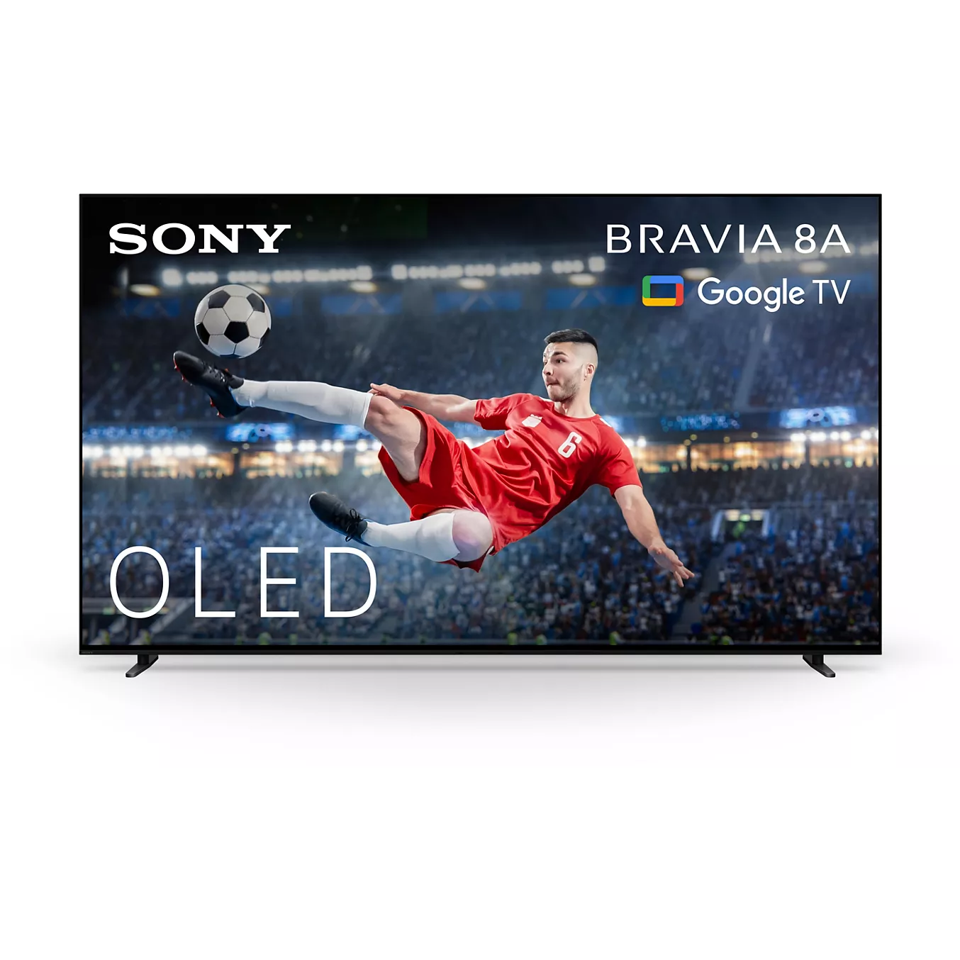 Le téléviseur SONY K-65XR8A BRAVIA 8A (Copie) affiche l'image d'un footballeur en train de frapper un ballon dans un stade, avec le logo Google TV à l'écran.