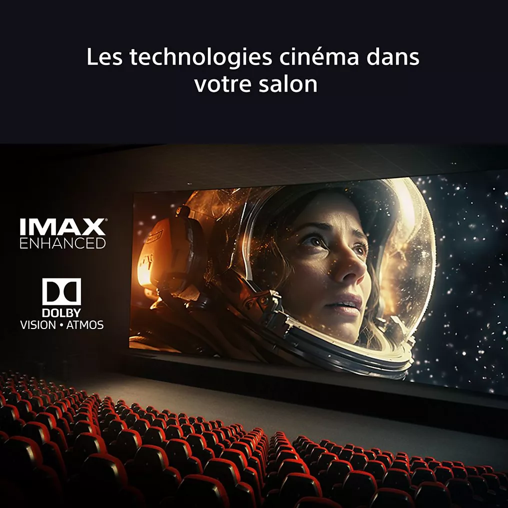 Une femme vêtue d'une combinaison spatiale apparaît sur un écran de cinéma dans une salle vide ; les logos IMAX et Dolby mettent en valeur l'immersion du SONY K-77XR8A BRAVIA 8A.