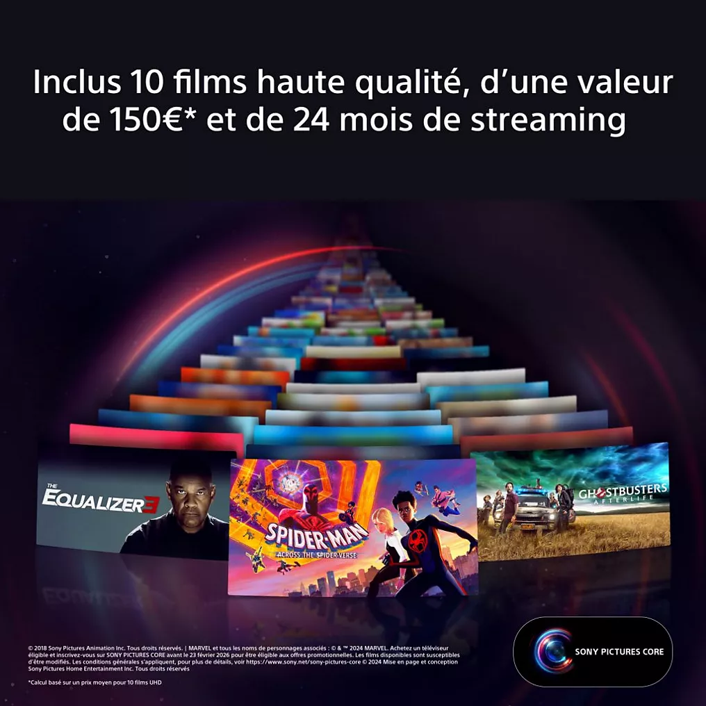 Des piles de couvertures de films colorées, avec des titres comme The Equalizer, Spider-Man et Ghostbusters, sont présentées devant le téléviseur SONY K-77XR8A BRAVIA 8A (Copie).